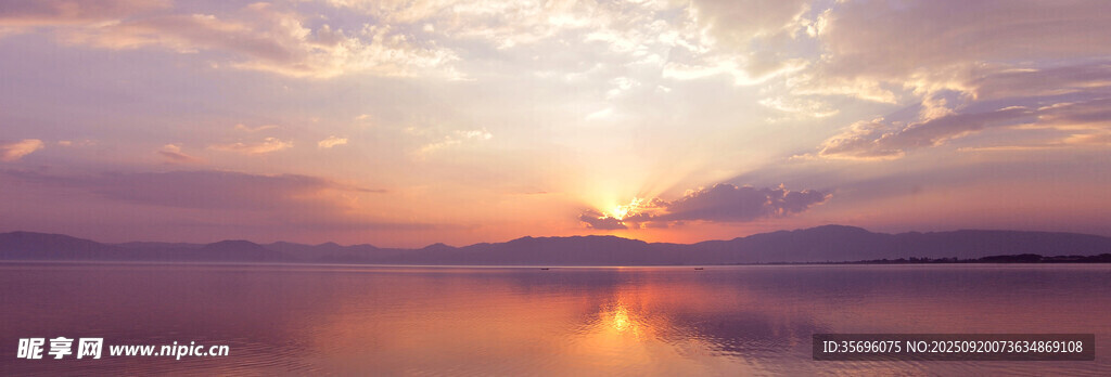 夕陽下的寧靜湖面美景