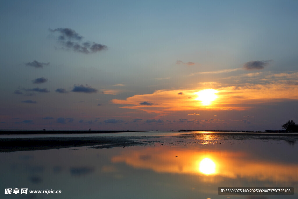 夕陽下的水面美景