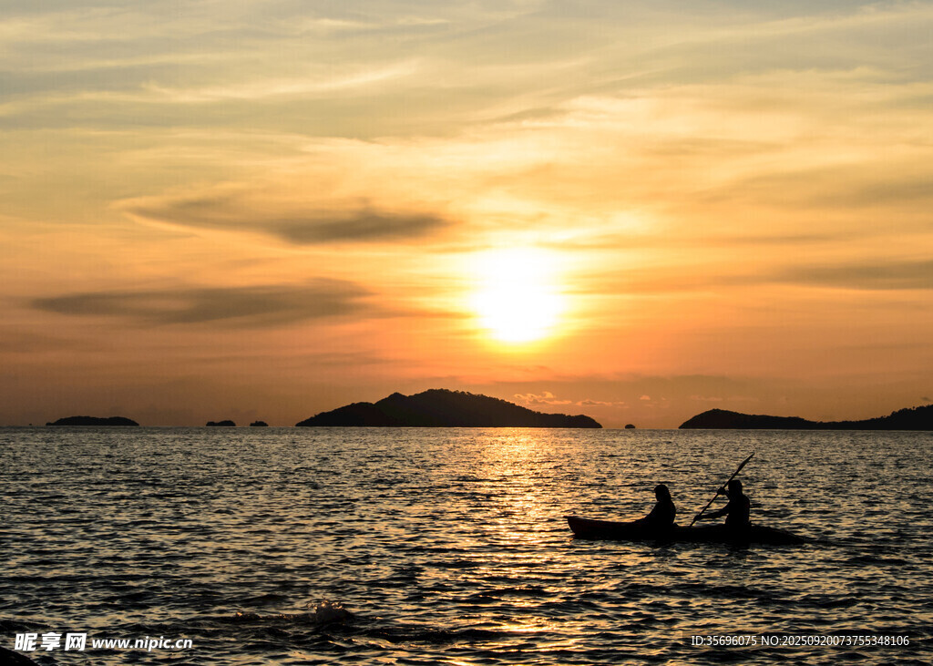 海上日落雙人泛舟美景