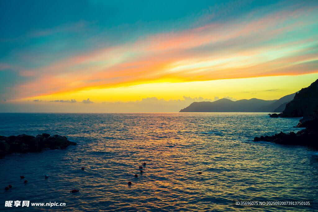 海邊絢麗晚霞海景圖