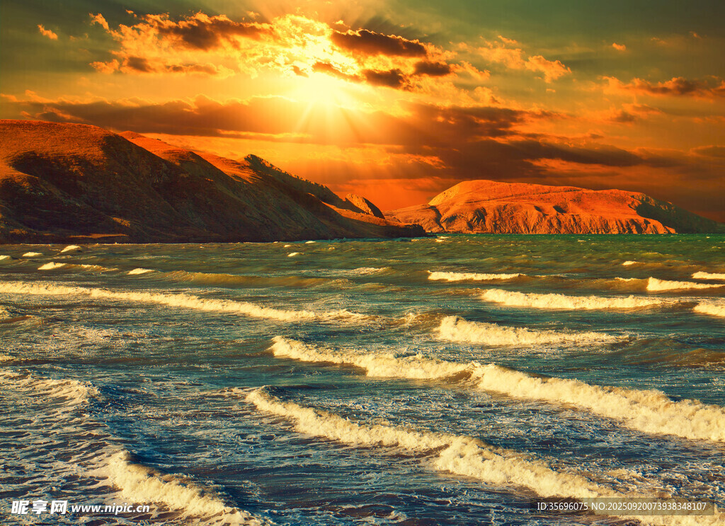 夕陽(yáng)下的海浪與遠(yuǎn)方山巒