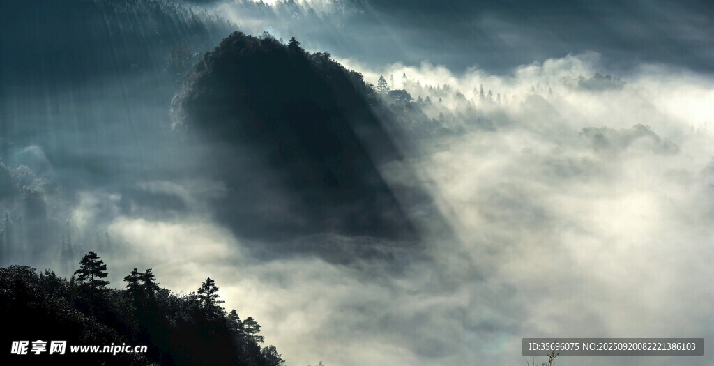 云霧繚繞的壯美山峰