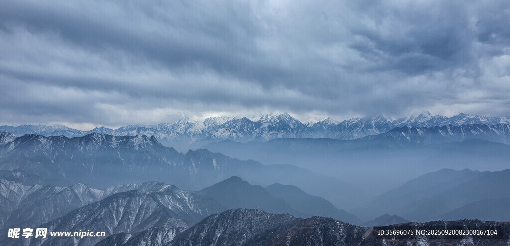 壯麗山巒云海景觀