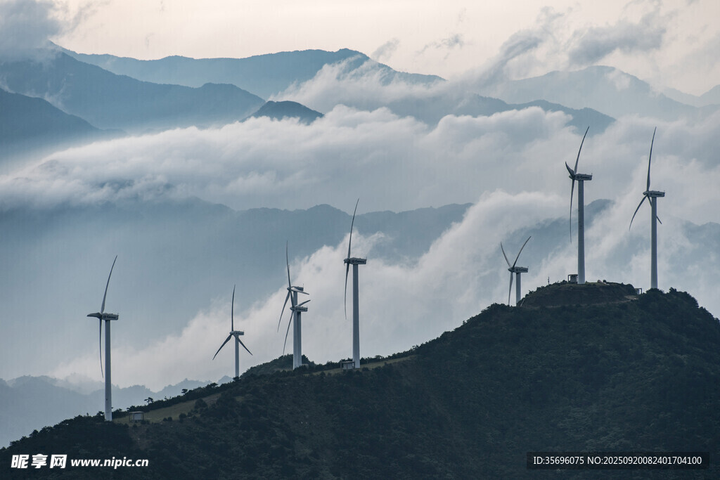 山巒上的風(fēng)力發(fā)電機組