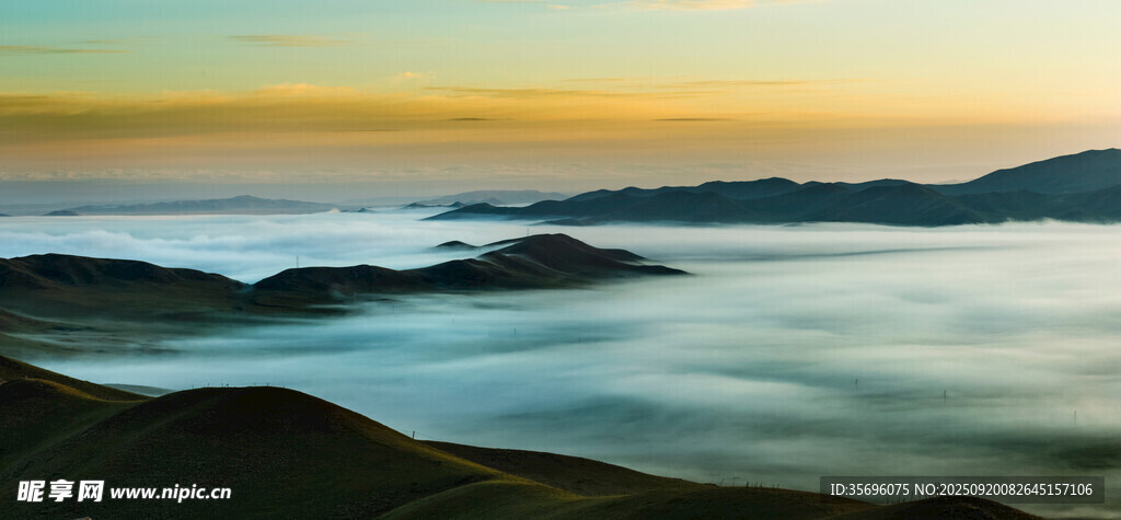 山間晨霧美景