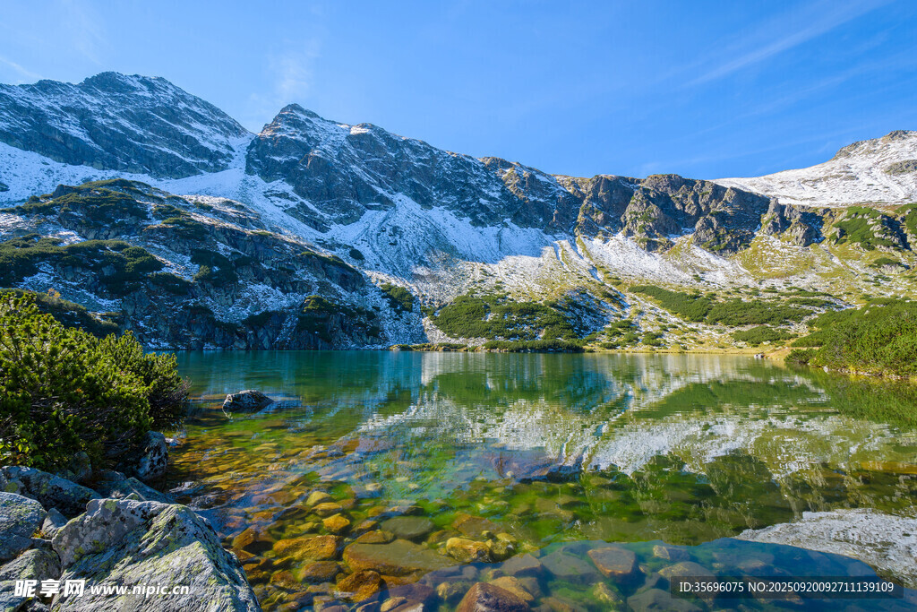 高山湖泊美景