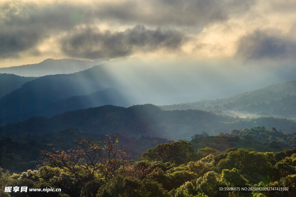 山間晨曦美景