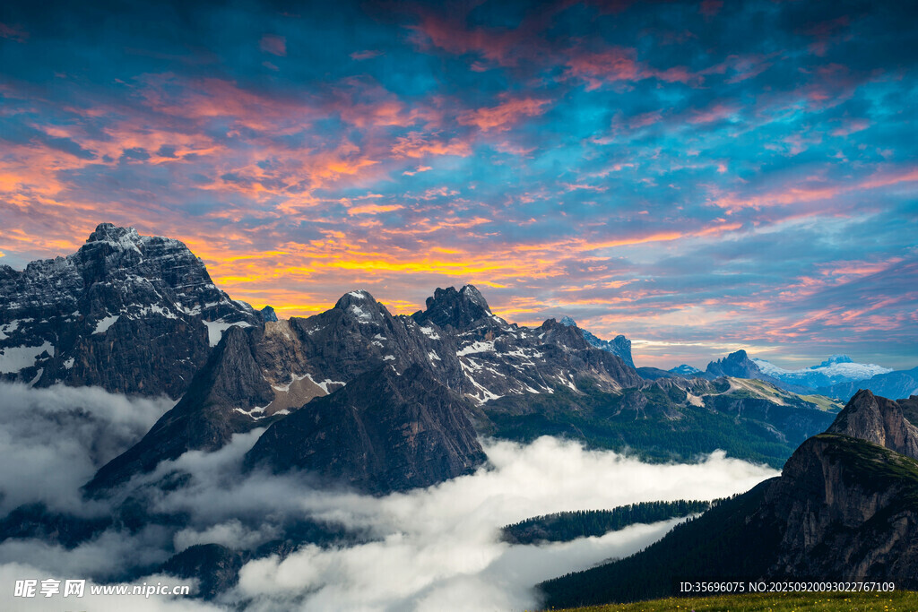 壯麗云海中的巍峨山巒