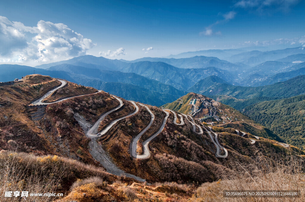 山間蜿蜒公路壯美風光