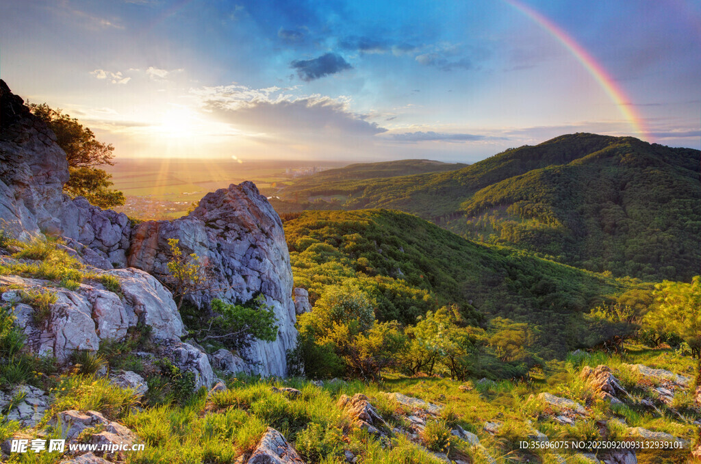 山間彩虹與日出壯麗美景