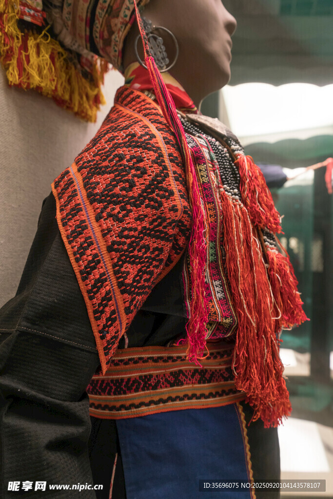 少數(shù)民族特色服飾展示