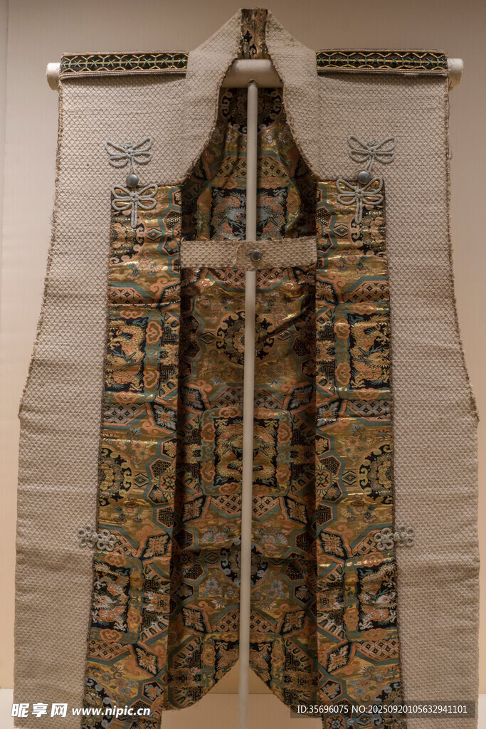 傳統(tǒng)精美刺繡長袍