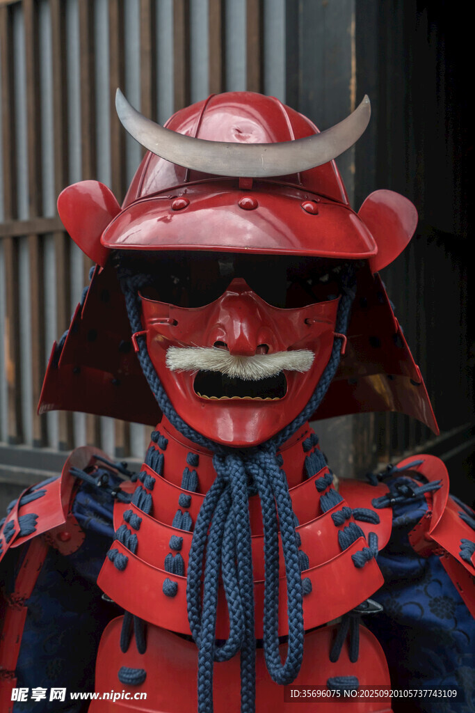 日本武士盔甲與頭盔造型