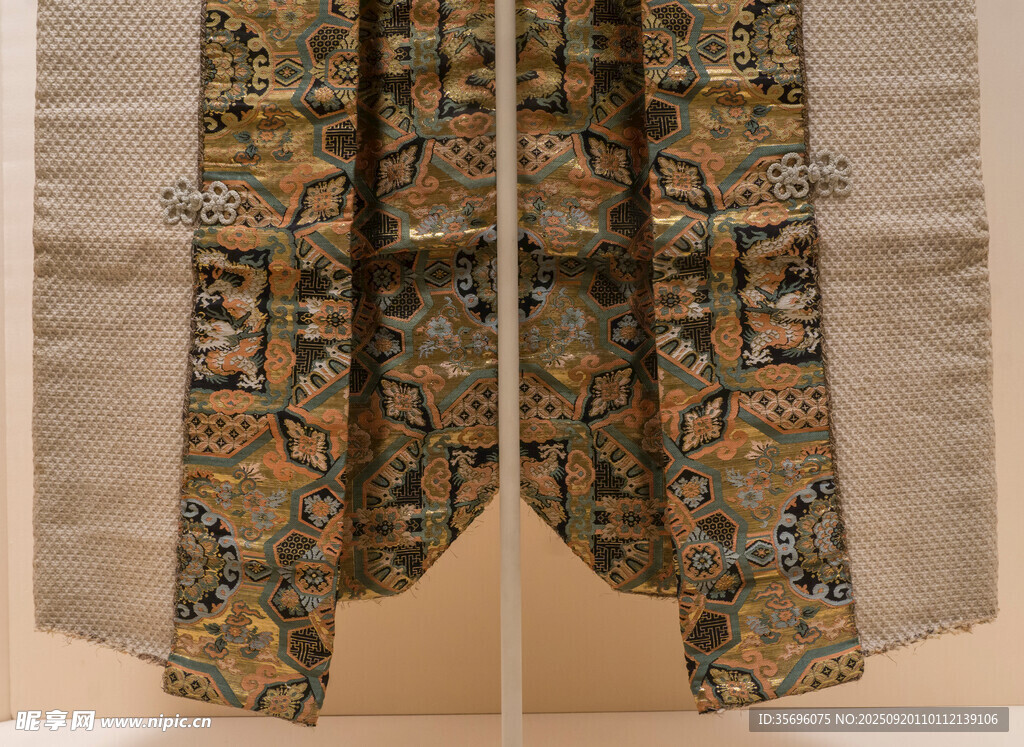 傳統(tǒng)精美花紋古代服飾