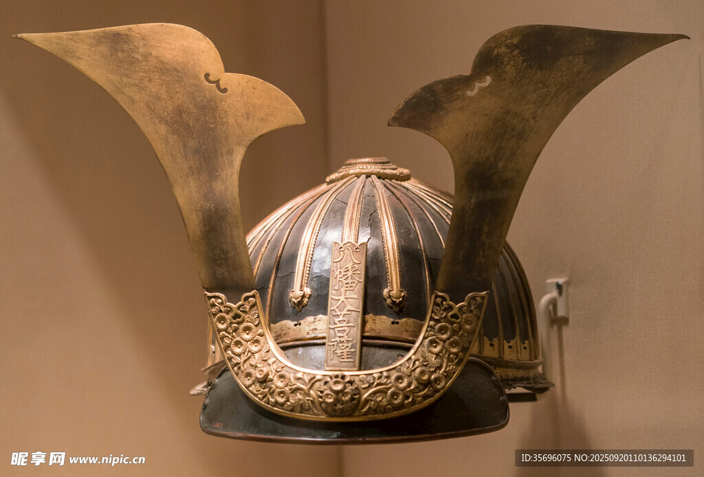 古代華麗金屬頭盔展示