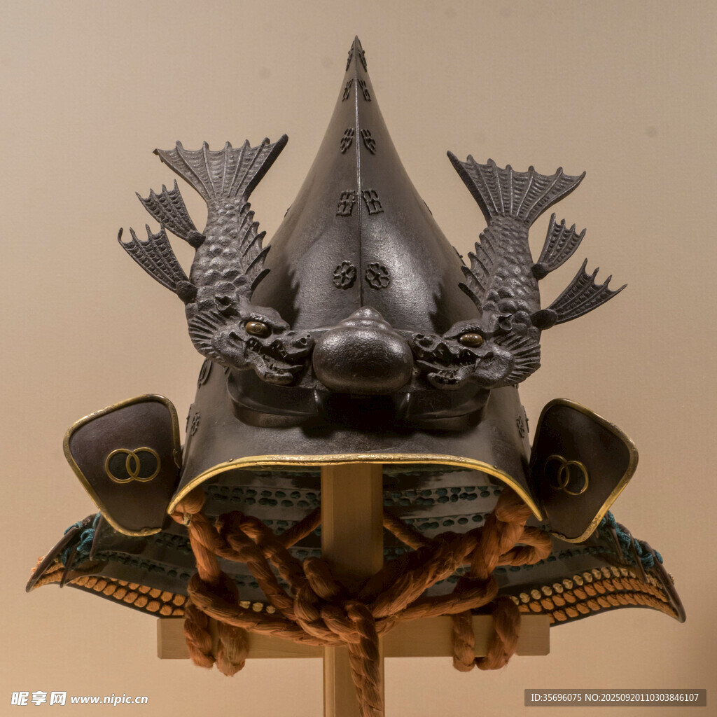 古代精美魚(yú)形頭盔