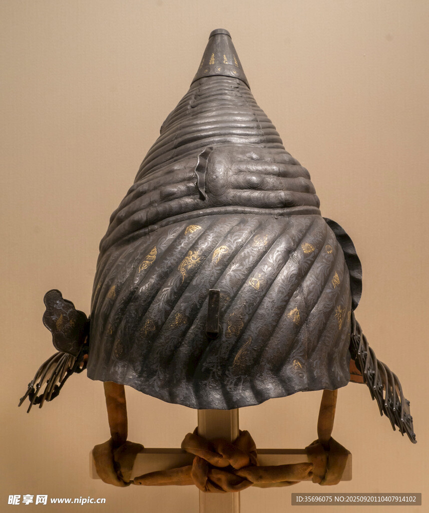 古代金屬錐形頭盔展示