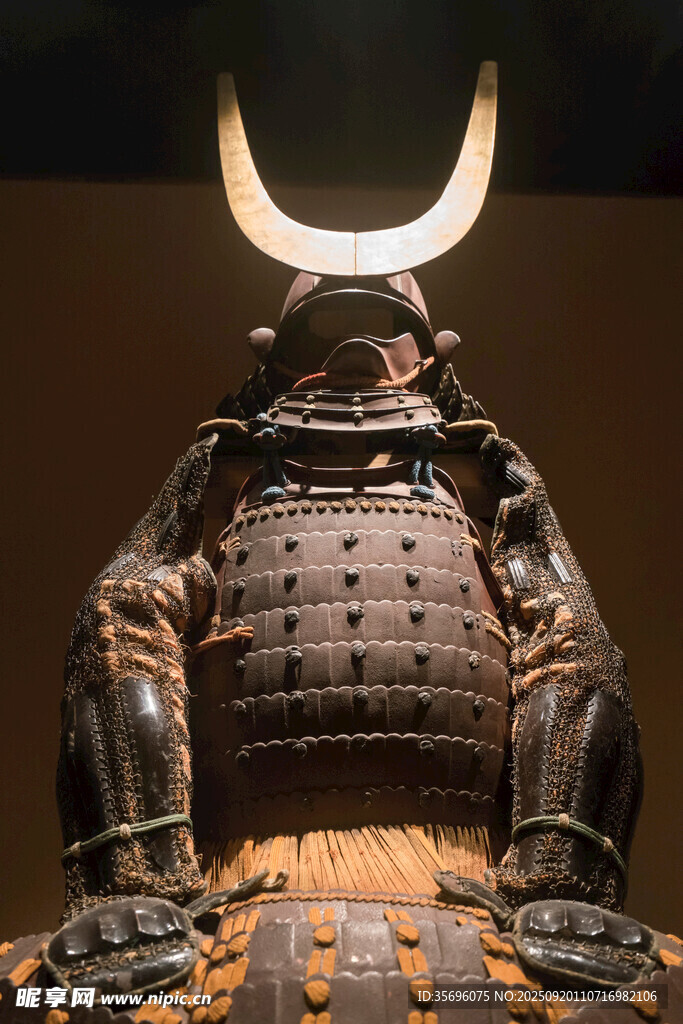 日本武士盔甲雕像展示