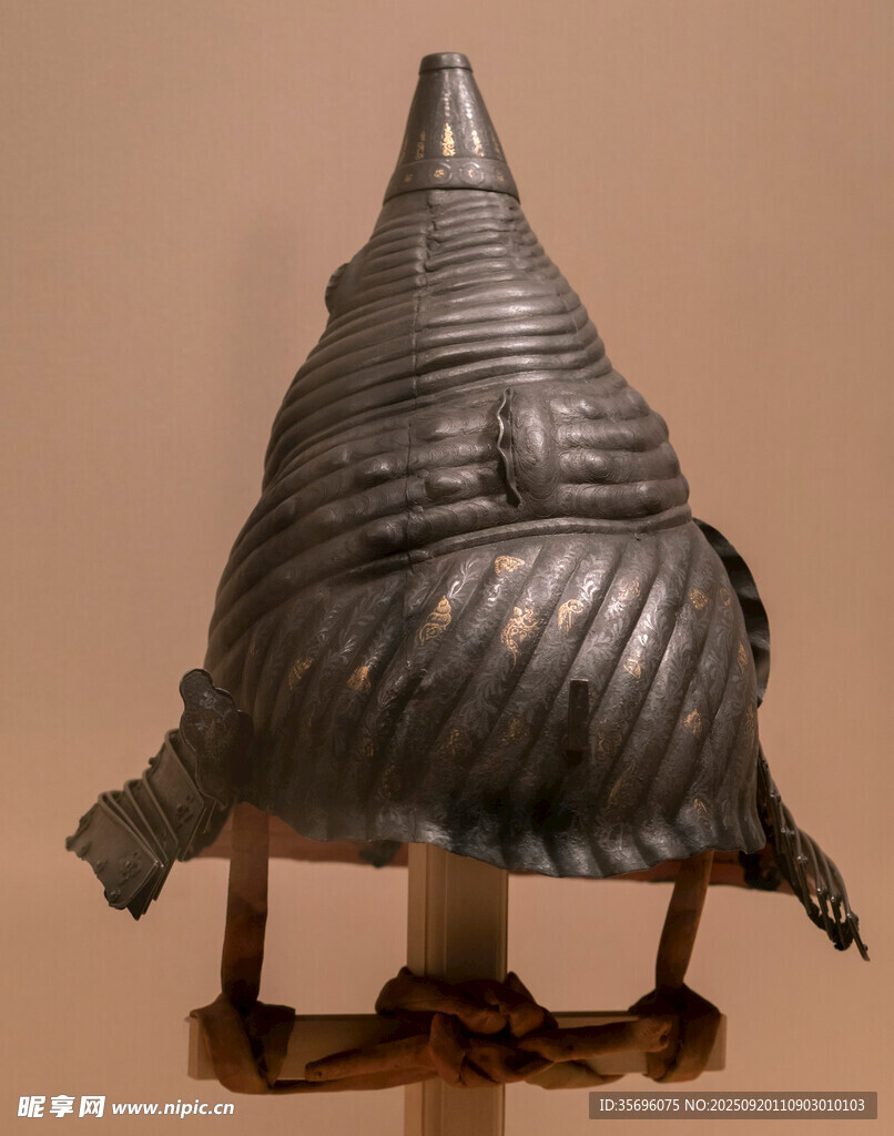 古代錐形金屬頭盔展示