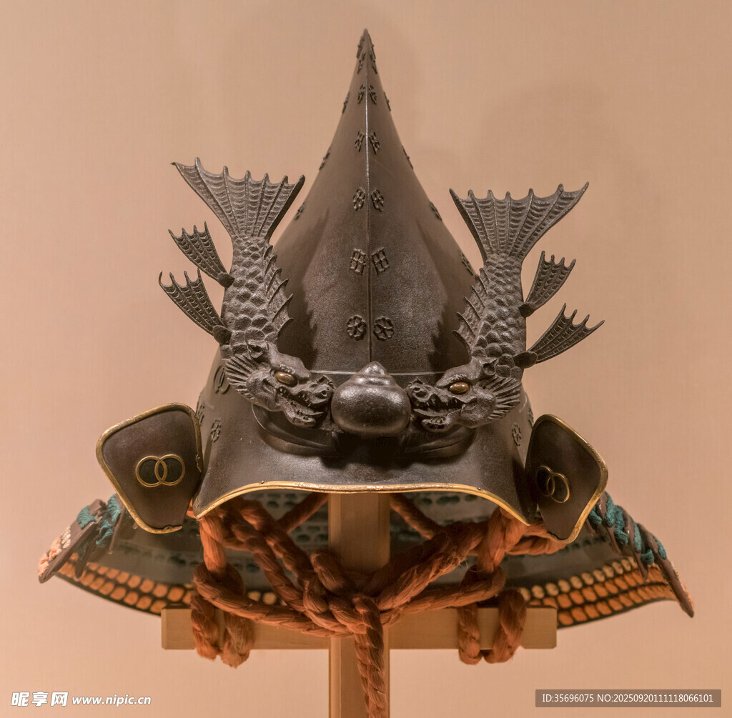 古代精美魚形裝飾頭盔