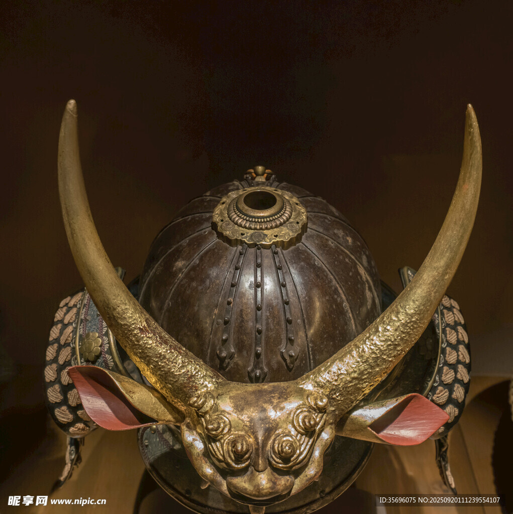 古代鎏金雙角頭盔