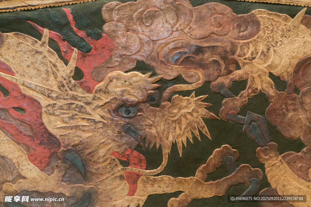傳統(tǒng)龍紋木雕藝術(shù)作品