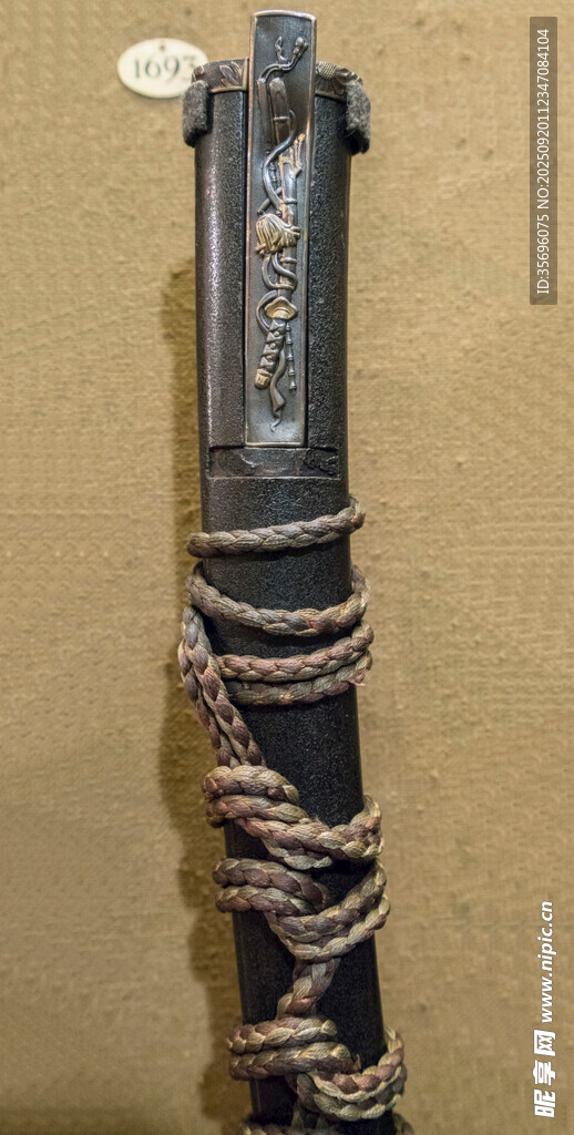復(fù)古風(fēng)纏繞繩索的黑色物件