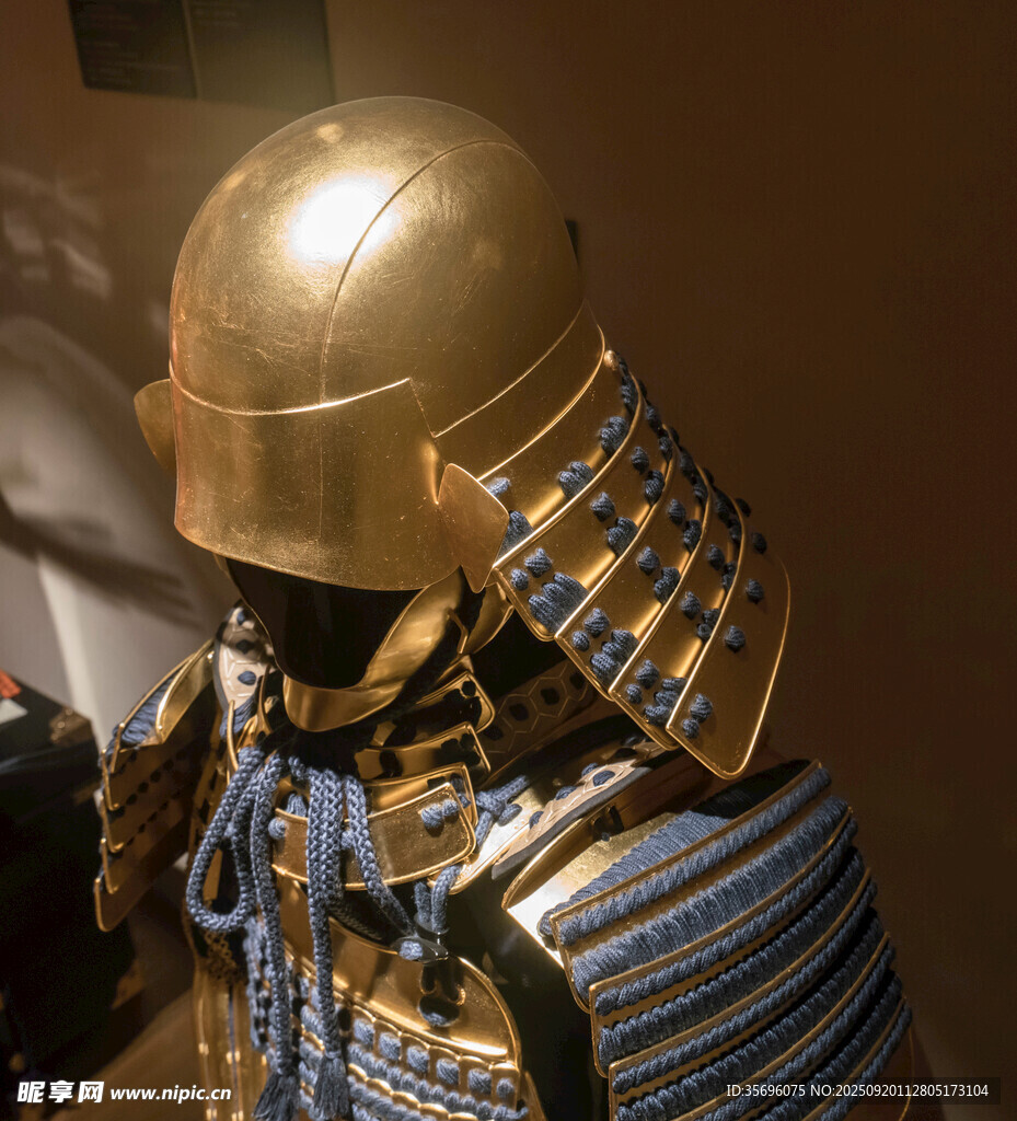 古代金色頭盔與鎧甲展示
