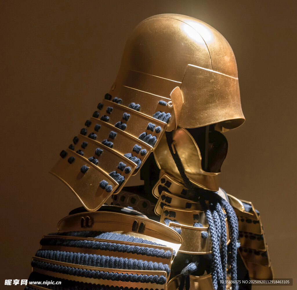 金色武士盔甲展示