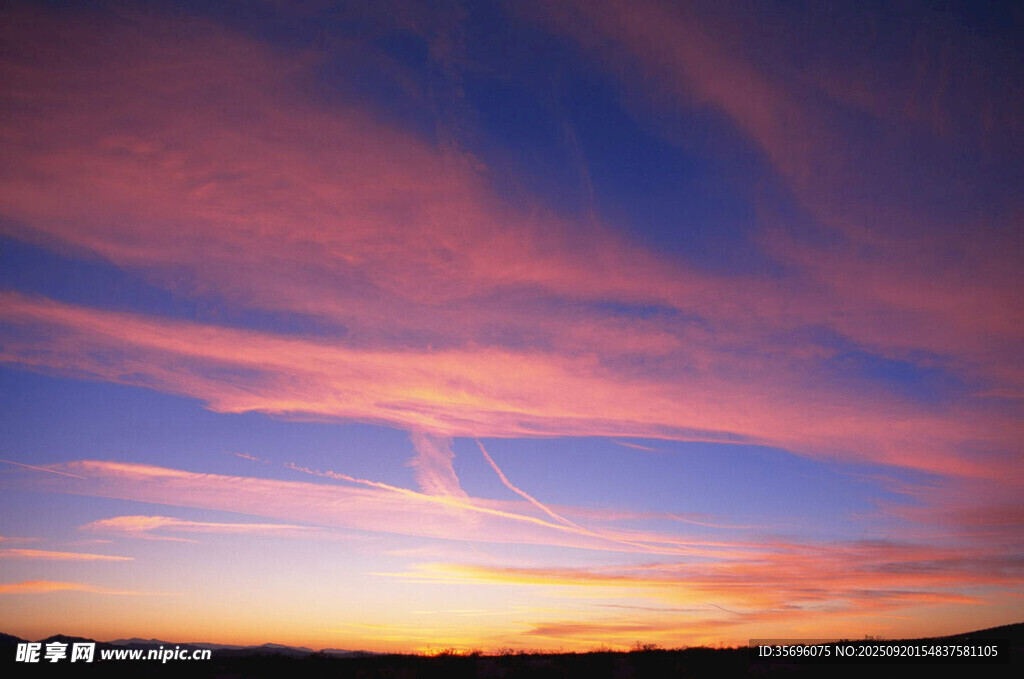 絢麗晚霞中的天空美景