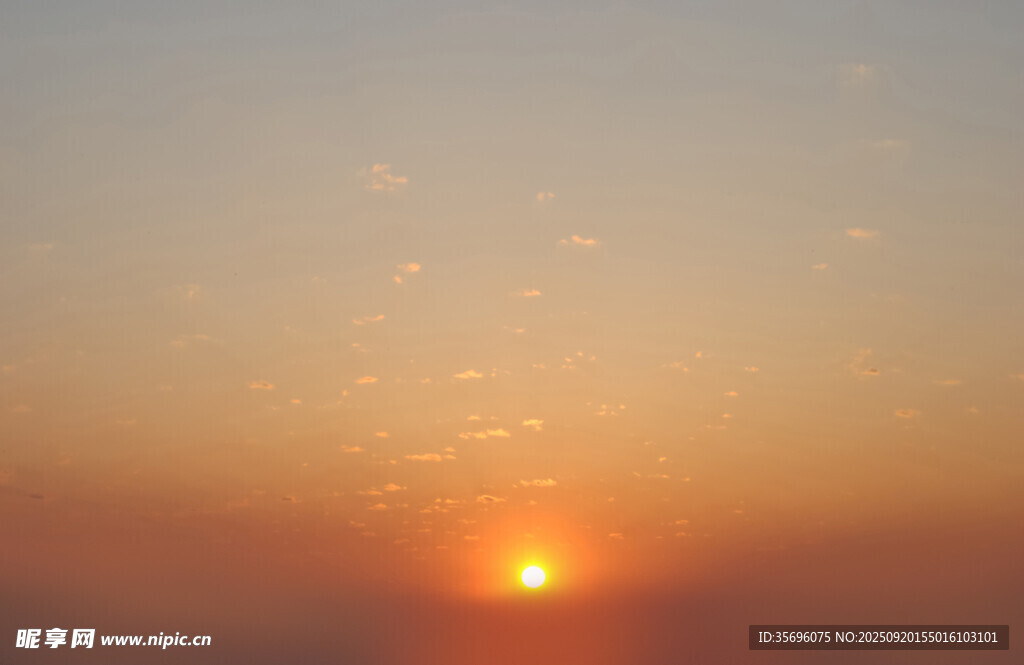 日出時(shí)分的絢爛天空