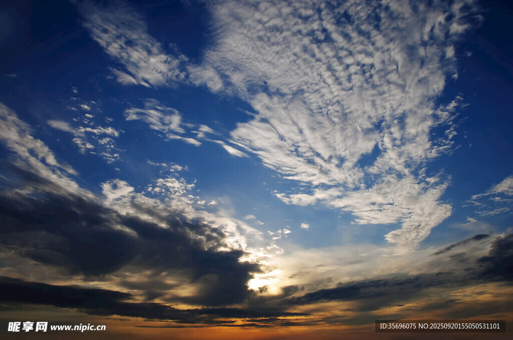 夕陽下的絢麗天空