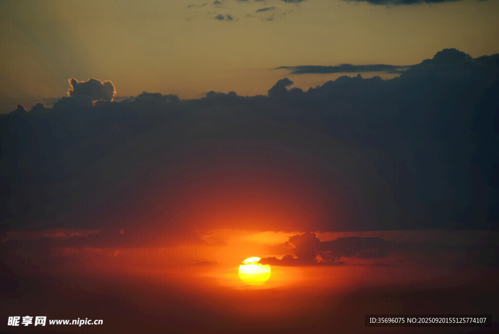 夕陽西下的壯麗天空