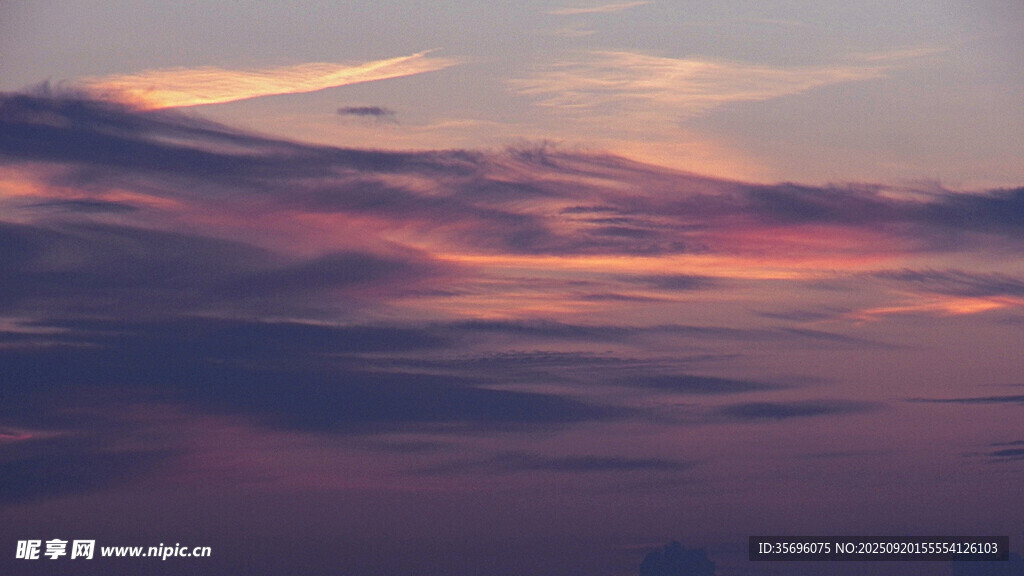 絢麗晚霞中的天空美景