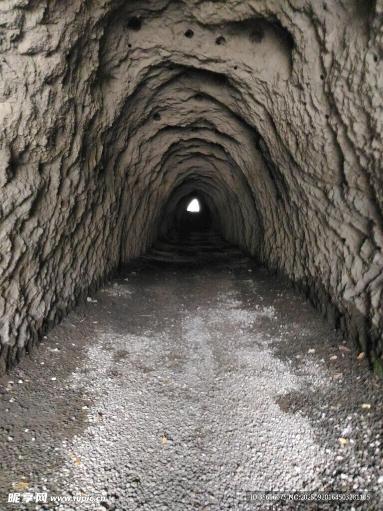 幽深隧道盡頭微光閃爍