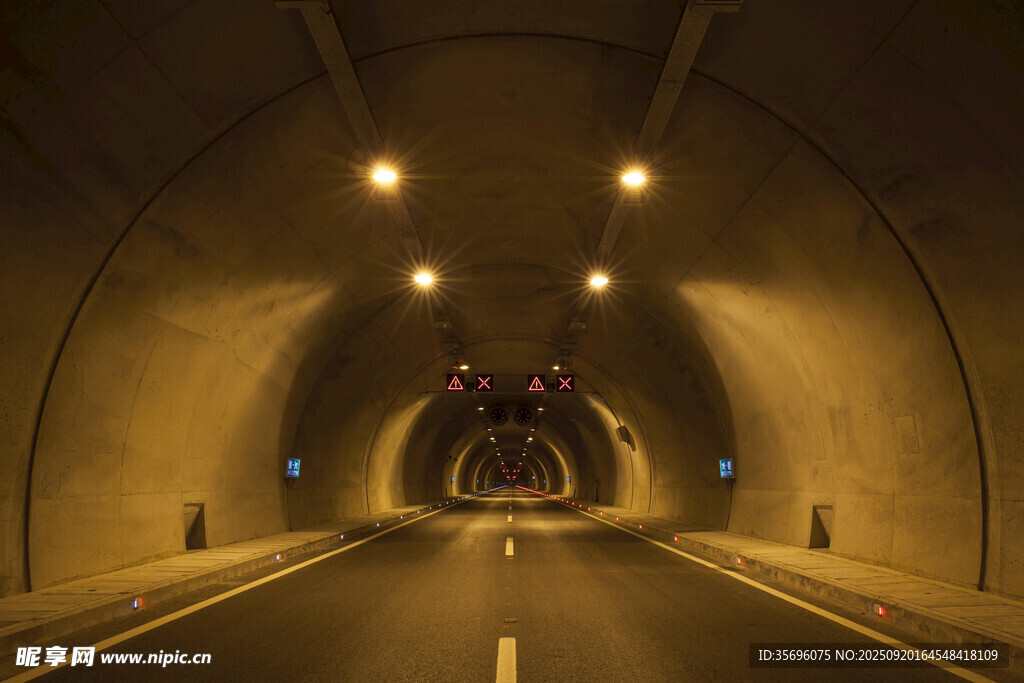 隧道內(nèi)的道路與明亮燈光