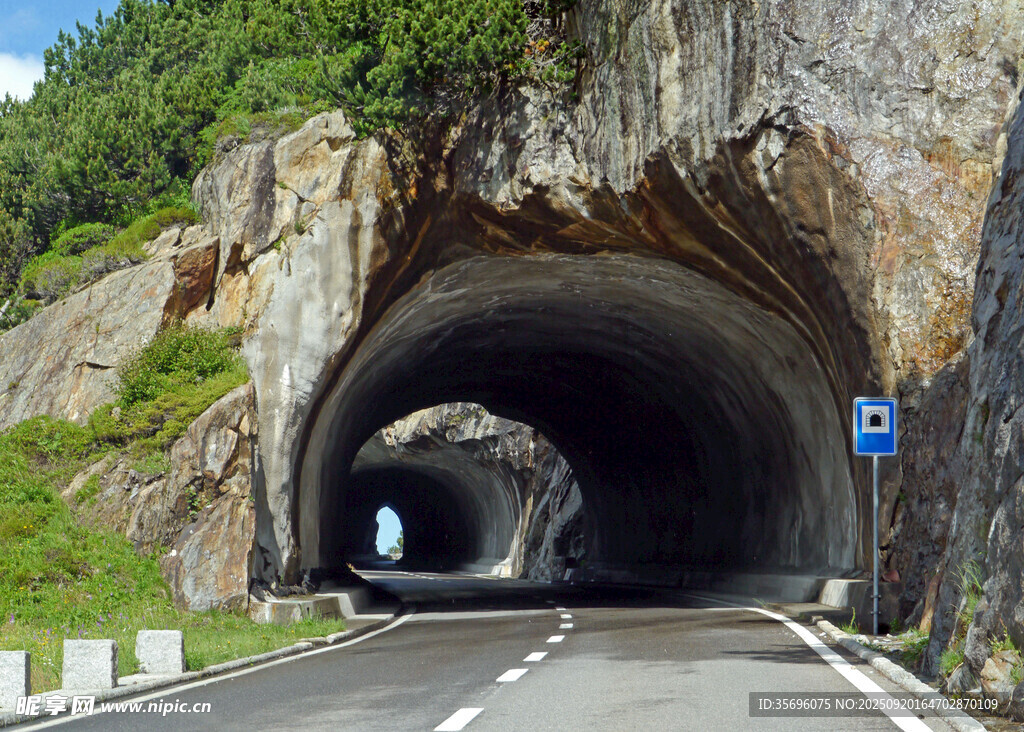 山間公路隧道入口景象