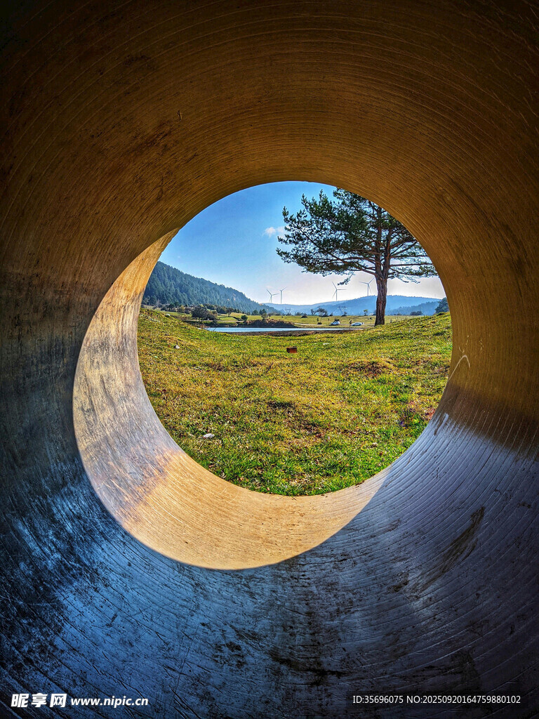 透過圓洞看山間孤樹