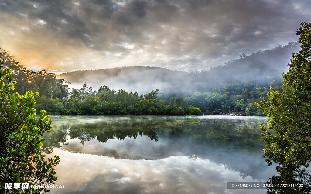 寧靜湖畔晨景