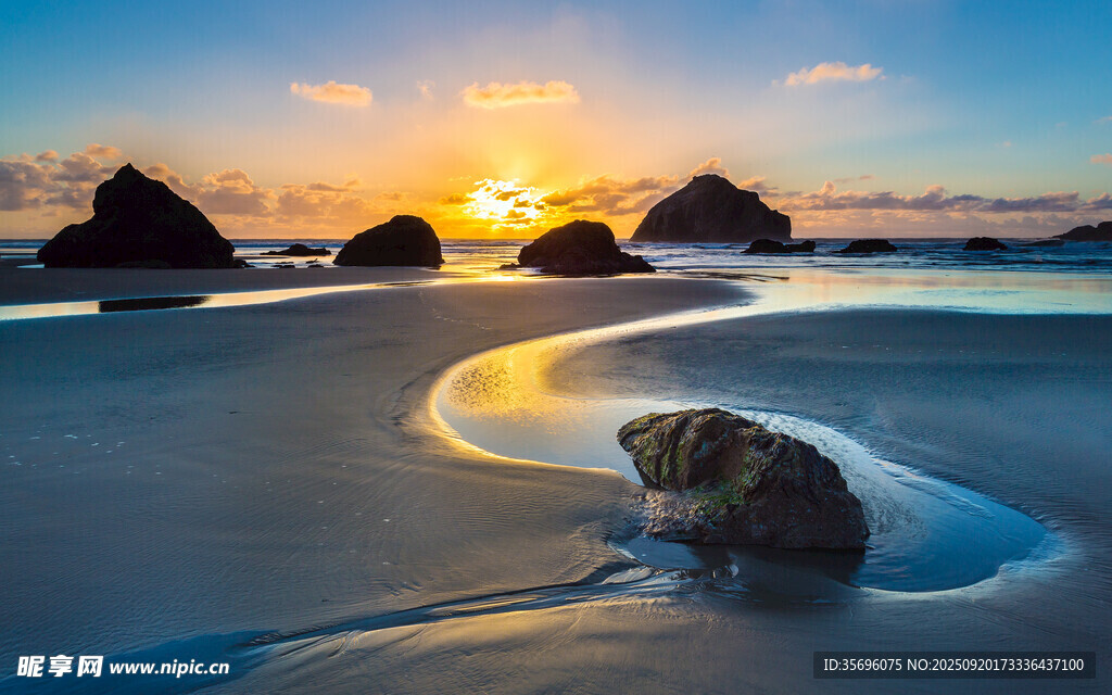 夕陽下的海邊巖石美景