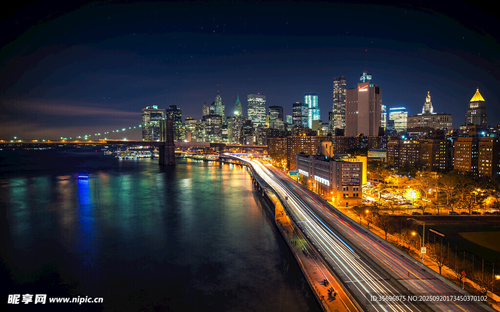紐約夜景中的橋梁與城市燈火