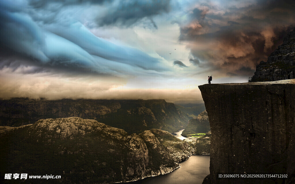 懸崖邊壯麗的天空與風景
