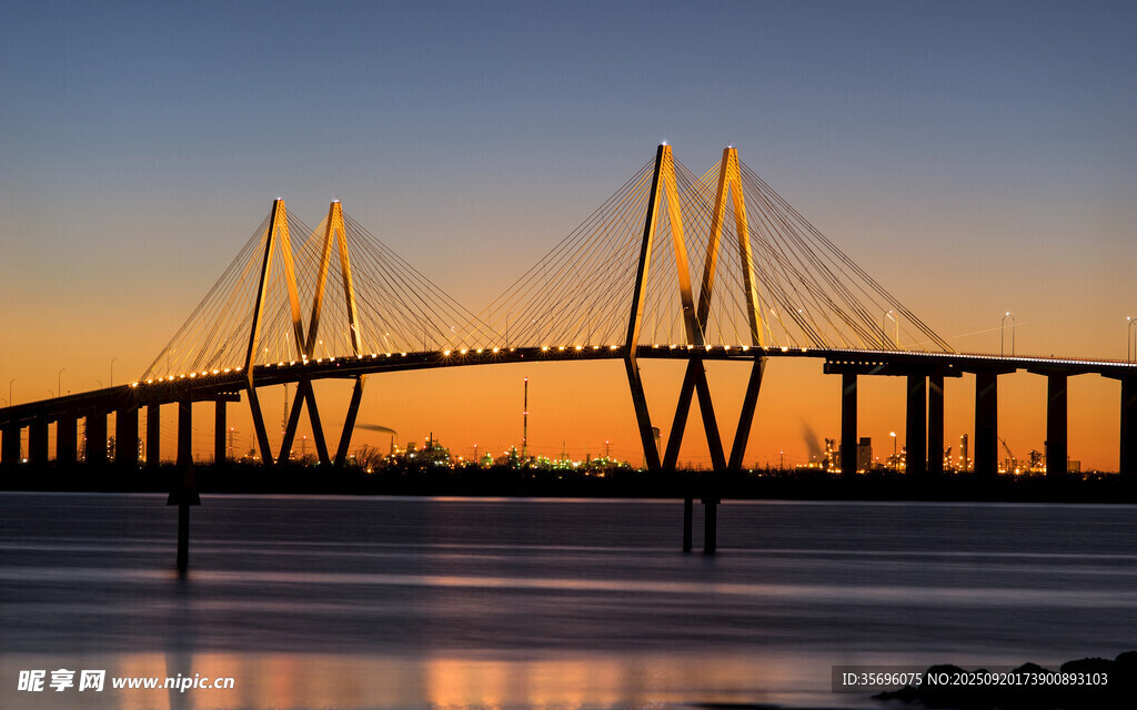 夕陽下的壯麗斜拉橋