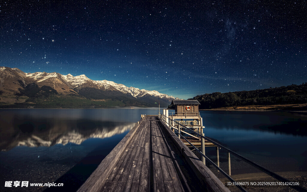 湖畔棧橋夜景星空倒影