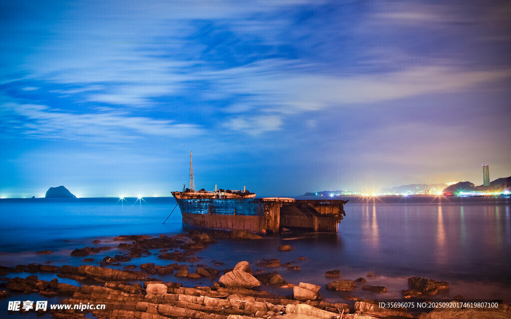 海邊夜色中的古老船只