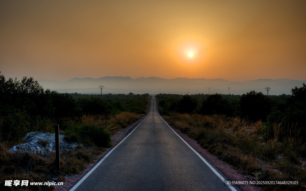 夕陽下的公路美景