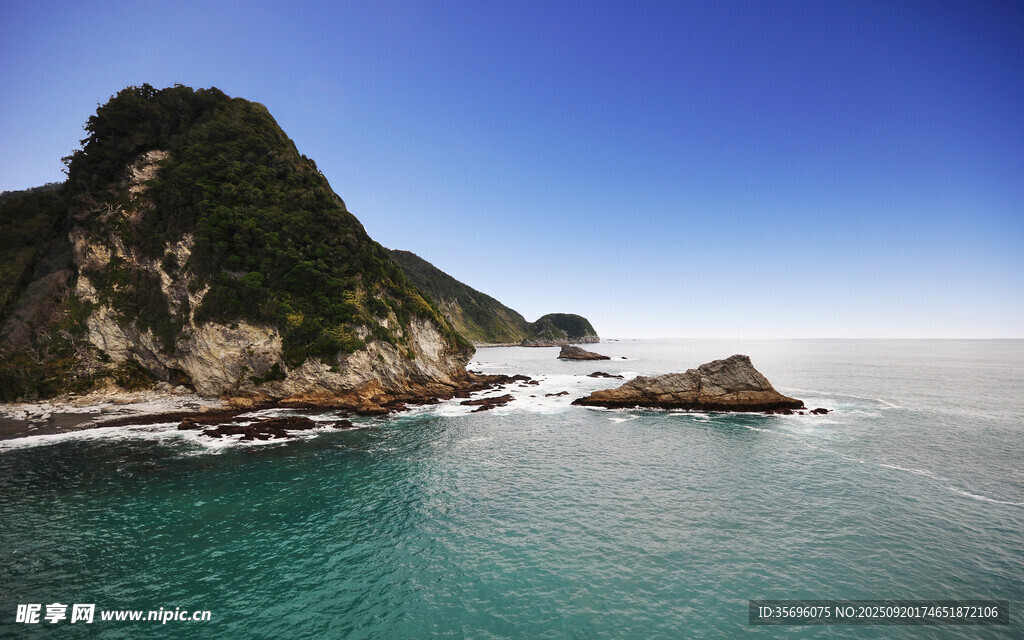 海岸邊的青山與碧藍(lán)海水