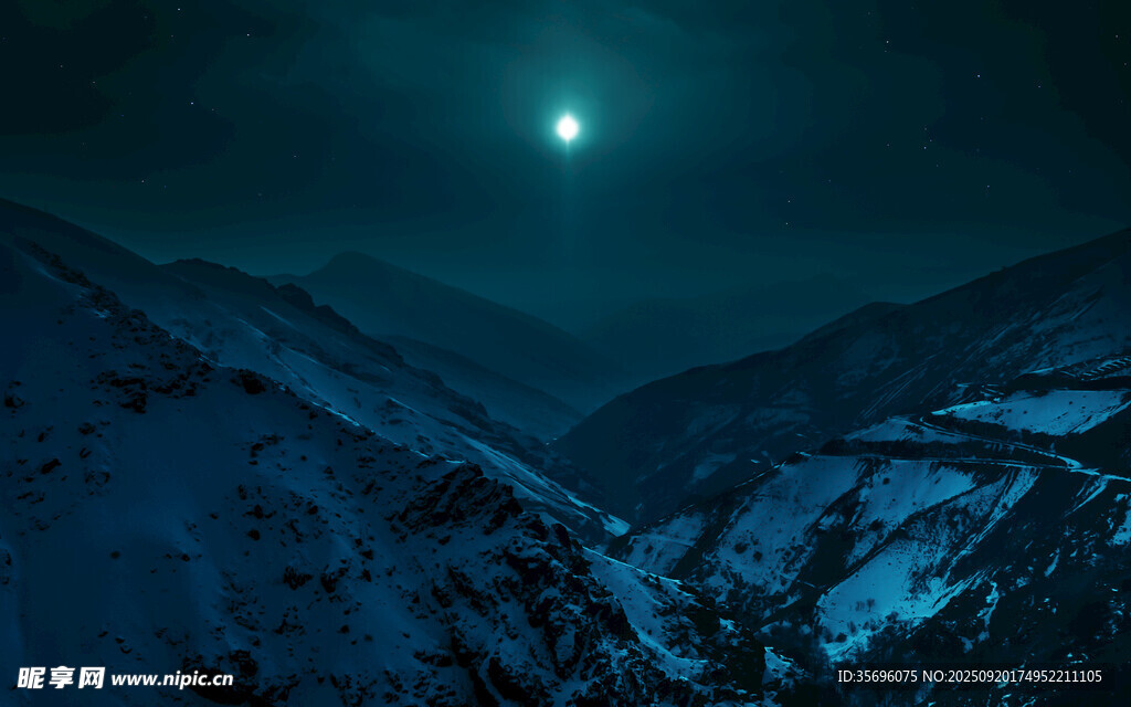 月夜下的雪山山谷美景