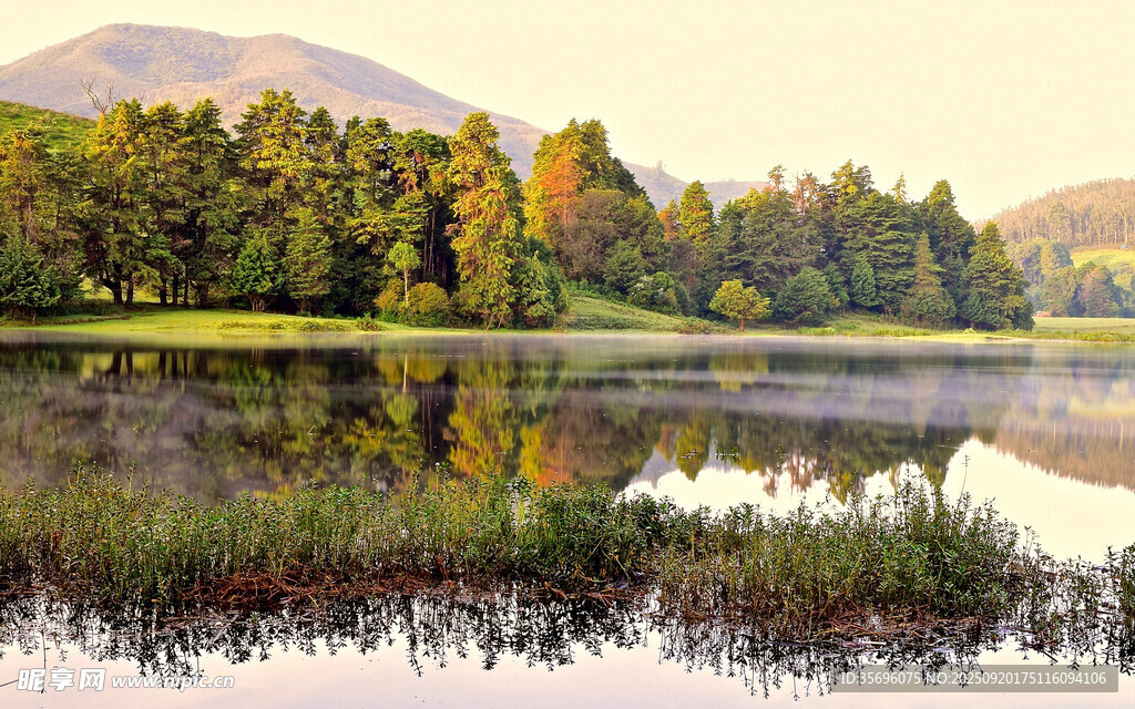 湖畔秋色美景