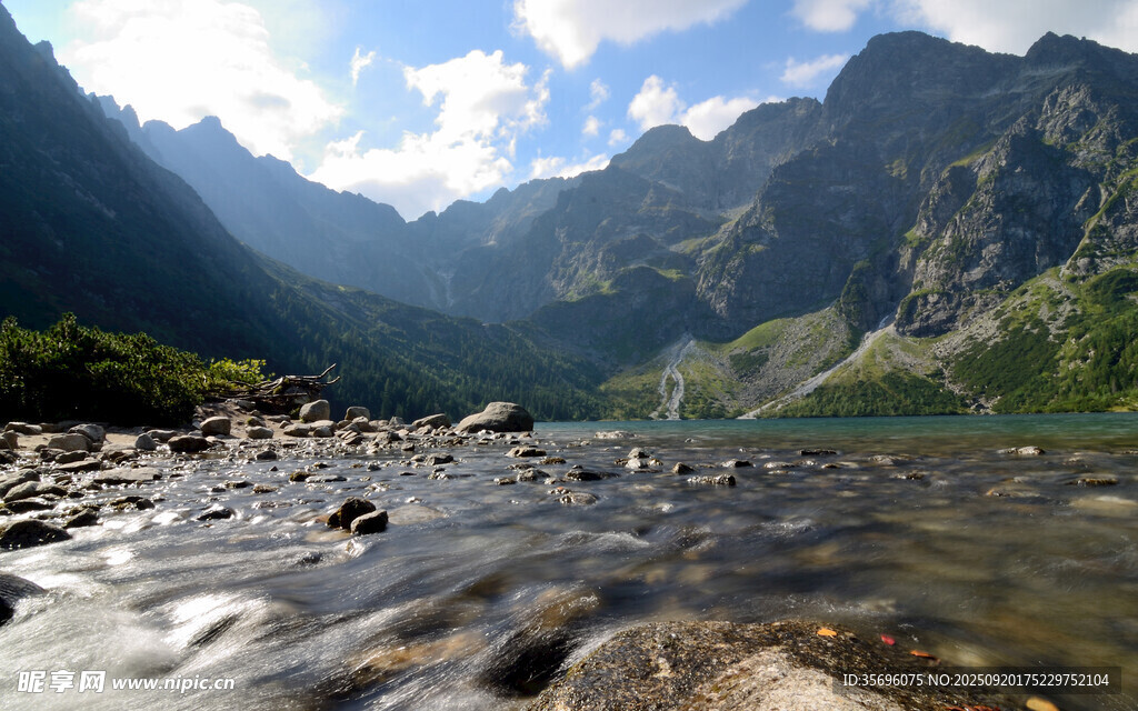 山間清澈溪流與壯麗山巒